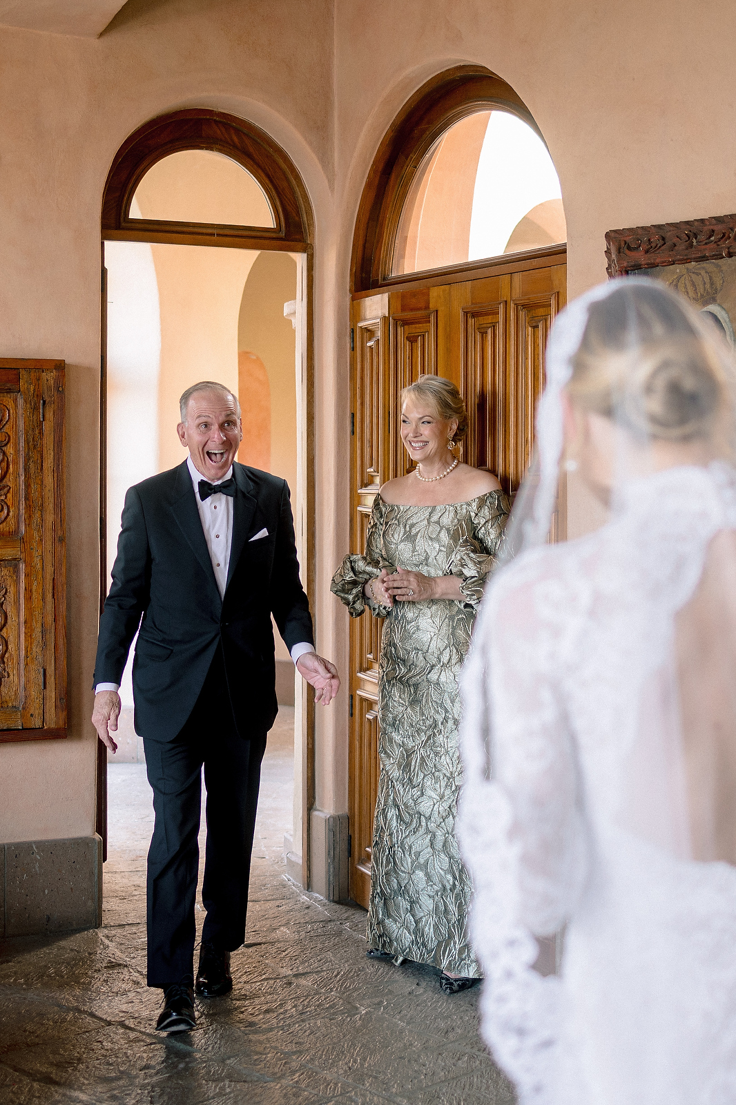 Father seeing bride for the first time at San Miguel de Allende wedding