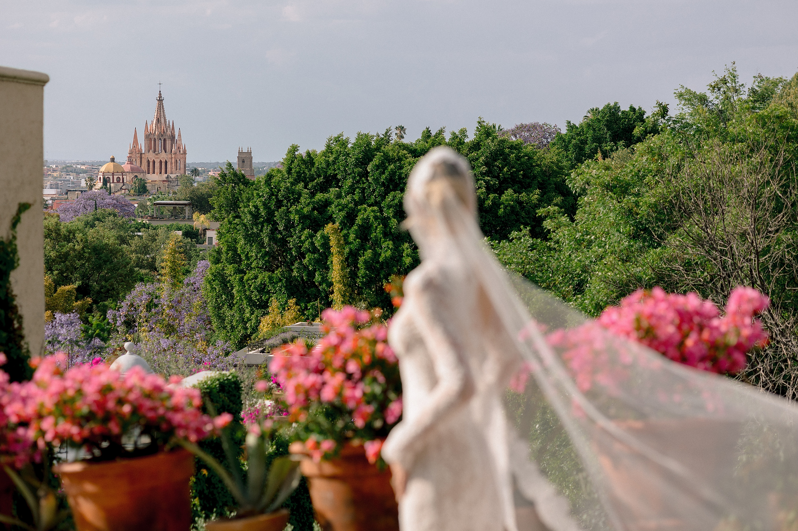Bride with cathedral veil and Parroquia de San Miguel Arc&aacute;ngel in the background  -  Marco Wang Photography